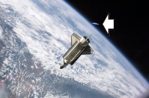 Un Astronauta de la NASA revela encuentro del Shuttle con un disco Ovni en órbita Db_flying_saucer_approaching_shuttle1